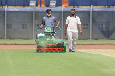 Dua orang pekerja tengah memotong rumput stadion Si Jalak Harupat. (Foto: Humas Pemkab Bandung)