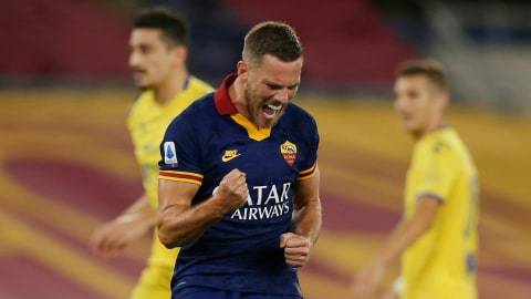 Pemain AS Roma Jordan Veretout berselebrasi usai mencetak gol pada pertandingan Serie A antara AS Roma dan Hellas Verona di Stadio Olimpico (15/7). (Foto: Paolo Bruno/Getty Images)