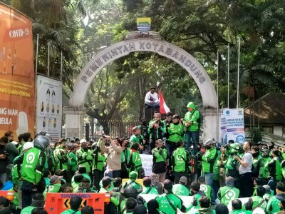 Perkumpulan Driver Online Jawa Barat Bersatu (DOJB) melakukan aksi unjuk rasa di depan Balai Kota Bandung, Jalan Wastu Kencana, Kota Bandung, Jawa Barat, Senin (13/7/2020). (Foto: Ardiansyah Putra/dara,co,id)