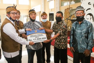 Penyerahan Buku Tabungan Penerima Bantuan Program Perbaikan Rutilahu di Rumah Jabatan Bupati Bandung, Soreang, Kamis (23/7/2020). (Foto: Humas Pemkab Bandung)