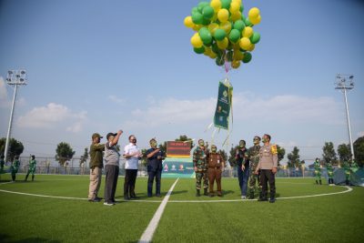 Ketum PSSI, M. Iriawan, Bupati Bandung, Dadang M. Naser dan unsur Forkopimda Kabupaten Bandung melepaskan balon tanda diresmikannya lapang latih SI Jalak Harupat, Rabu (22/7/2020). (Foto: Humas Pemkab Bandung)