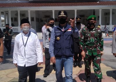 Plt Bupati Cianjur, Herman Suherman (kiri) mendampingi Gubernur Jabar, Ridwan Kamil (tengah) saat kunjungan ke Pendopo Cianjur, Jumat (24/7/2020). (Foto: Angga Purwanda/dara.co.id)