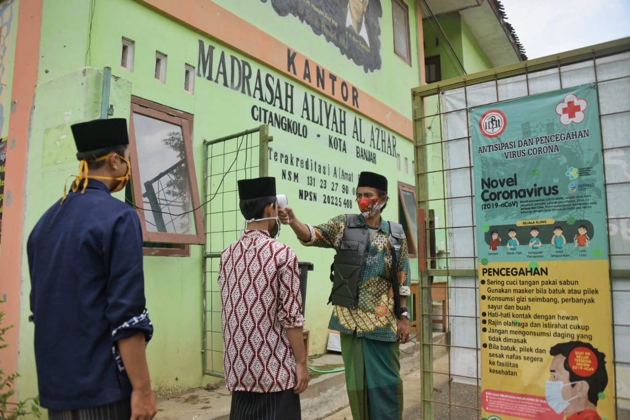 Pemeriksaan suhu badan di pondok pesantren. (Foto: Humas Pemprov Jabar)