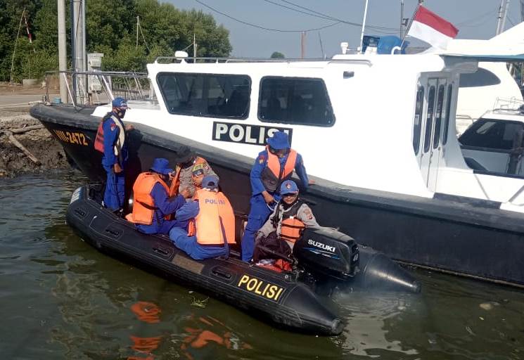 Tim SAR kembali melakukan pencarian nelayan yang hilang tenggelam di perairan Indramayu, Jawa Barat, Selasa (28/7/2020). (Foto: Yohanes Charles/dara.co.id)