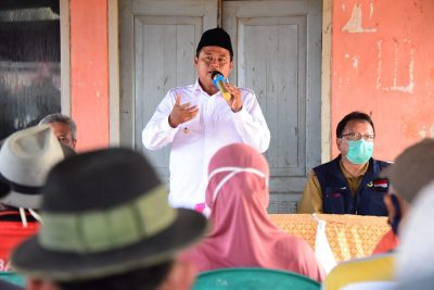 Wakil Gubernur Jabar Uu Ruzhanul Ulum saat menyosialisasikan protokol kesehatan kepada para nelayan di Tempat Pelelangan Ikan (TPI) Mina Sejati, Kabupaten Indramayu, Selasa (14/7/2020). (Foto: Humas Pemprov Jabar)