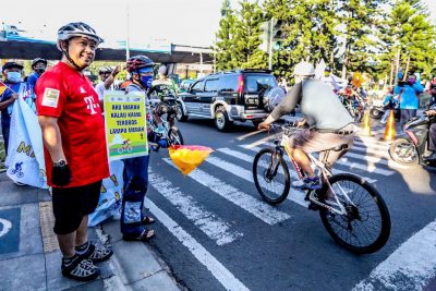 Wakil Wali Kota Bandung, Yana Mulyana mengikuti kampanye Bersepeda Tertib Berlalu Lintas dan Peduli Protokol Kesehatan di Taman Cikapayang, Jalan Ir. H. Juanda, Kota Bandung, Jawa Barat, Minggu (26/7/2020). (Foto: Avila Dwi Putra/dara.co.id)