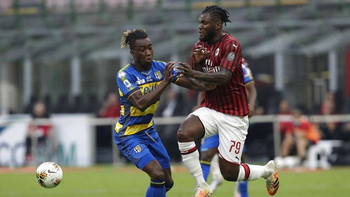 Duel Yann Karamoh dengan Franck Kessie di laga AC Milan vs Parma. (Foto: AP/Luca Bruno via detik.com)