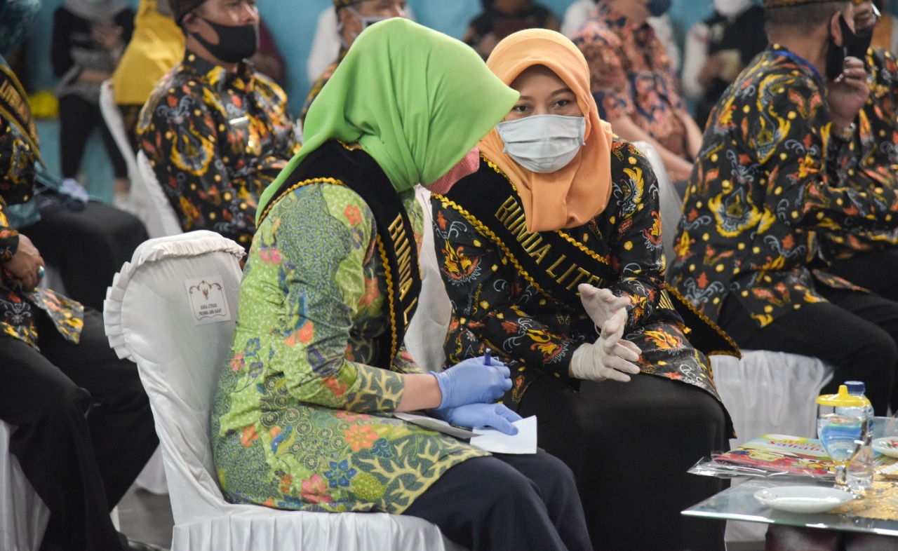 
Bunda Literasi Kabupaten Bandung, Nia Agustina Naser (kanan) berbincang dengan Bunda Literasi Jawa Barat Athalia Praratya Ridwan Kamil disela peninjauan Lomba Perpustakaan Desa Tingkat Jawa Barat 2020, di Aula Desa Ciparay, Kecamatan Ciparay, Kamis (2/7/2020). Bunda Nia mengajak kaum milenial dan pustakawan selalu kreatif serta inovatif. (Foto : Humas Pemkab Bandung)

