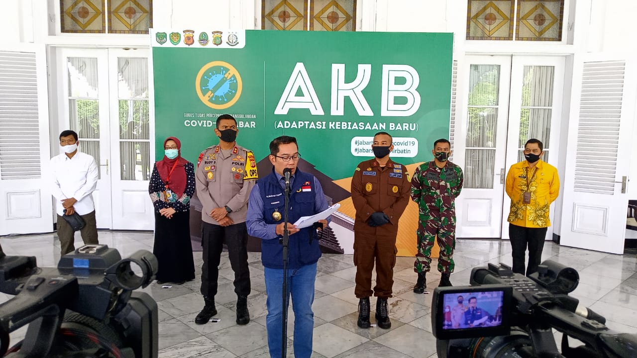 
Ketua Gugus Tugas Percepatan Penanganan Covid-19 Provisi Jawa Barat Ridwan Kamil memberikan keterangan Pers perkembangan kasus Covid-19 di Jawa Barat, di Gedung Pakuan, Jalan Otto Iskandaradinata, Bandung, Jumat (3/7/2020). (Foto : ardian/dara.co.id)
