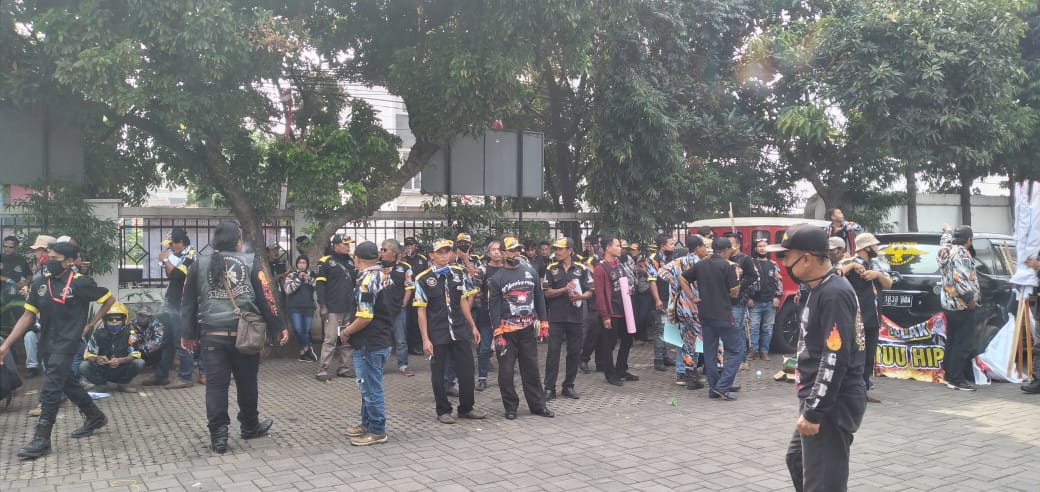 
Massa GMBI mendatangi Gedung DPRD Kabupaten Bandung Barat, Kamis (2/7/2020). Mereka menyuarakan penolakan Rancangan Undang-undang (RUU) Haluan Ideologi Pancasila (HIP), yang sempat digojlok DPR RI, beberapa waktu lalu. (Foto : henny/dara.co.id)
