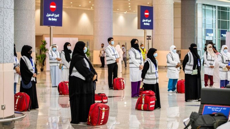 Para anggota tim medis dari Kementerian Kesehatan Arab Saudi menunggu rombongan pertama calon jemaah haji di Bandara Internasional King Abdulaziz, Jeddah, (Foto : BBC.Newscom)
