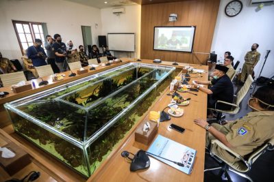 Wali Kota Bandung, Oded M. Danial saat menggelar konferensi pers usai membuka MPLS daring di Pendopo Kota Bandung, Senin (13/7/2020). (Foto: Avila Dwi Putra/dara.co.id)