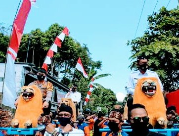 Kesenian sisingaan ramaikan peresmian Kampung Tohaga di Kabupaten Subang, Rabu (1/7/2020). (Foto: Deny Suhendar/dara.co.id)