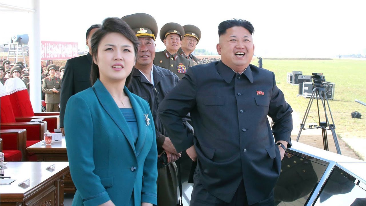 
Pemimpin Korut, Kim Jong-un bersama istri, Ri Sol-ju. (Foto : yotube) .