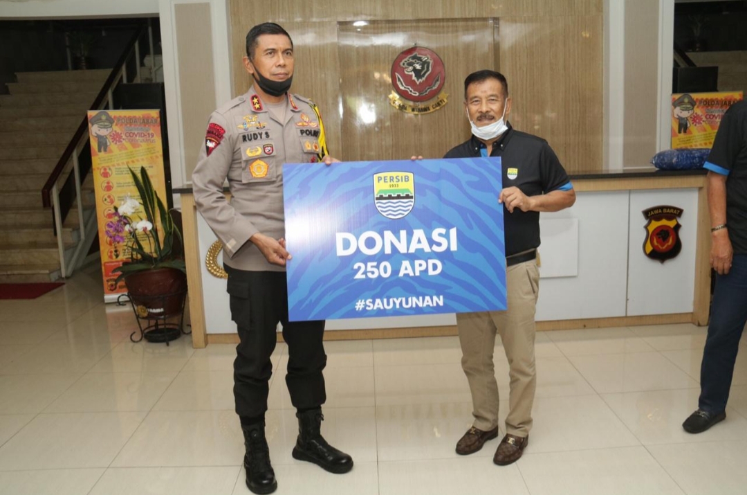 Kapolda Jabar Irjen Pol. Drs. Rudy Sufahriadi menerima bantuan sebanyak 250 Alat Pelindung Diri (APD) dan 10.000 pcs dari PT Persib Bandung Bermartabat (PT PBB). Banduan diserahkan secara simbolis oleh Dewan Komisaris PT PBB, Umuhh Muchtar, Kamis (2/7/2020). (Foto : Humas Polda Jabar)


