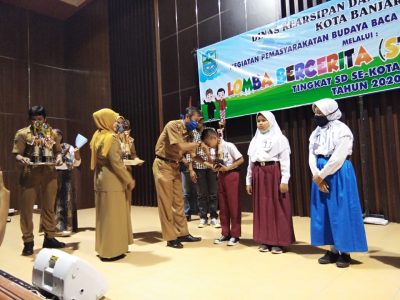 Saat pembagian piala lomba Story Telling tingkat Kota Banjar (Foto: Dokumen SDN2 Banjar)