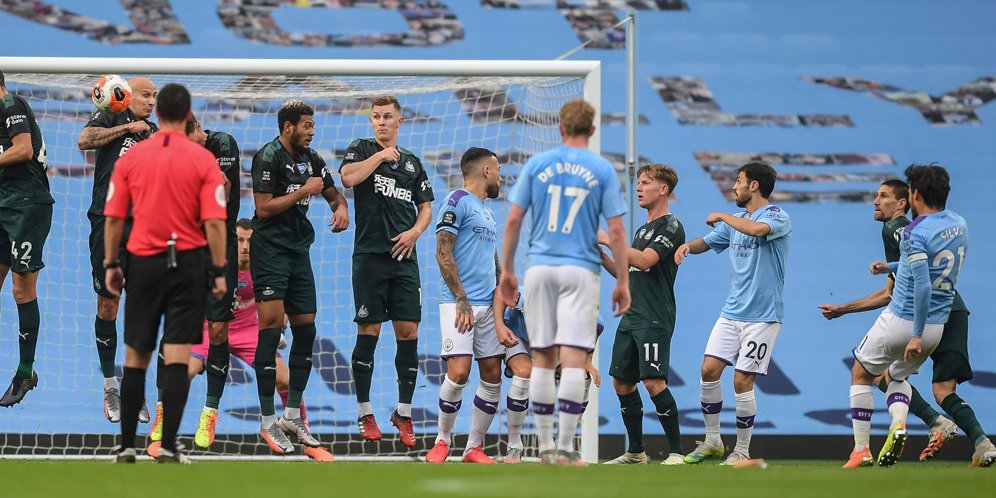 Momen ketika David Silva mencetak gol tendangan bebas ke gawang Newcastle di pekan ke-34 Premier League 2019/2020. (Foto: AP Photo via bola.net)