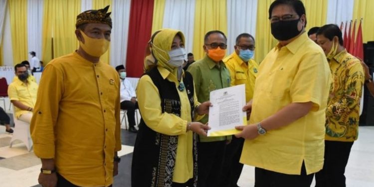 Ketua DPP Golkar Airlangga Hartato menyerahkan SK kepada Calon Bupati Bandung, Kunia Agustina Naser, di Kantor DPP Golkar, Jakarta, Sabtu (12/7/2020). (Foto : istimewa)