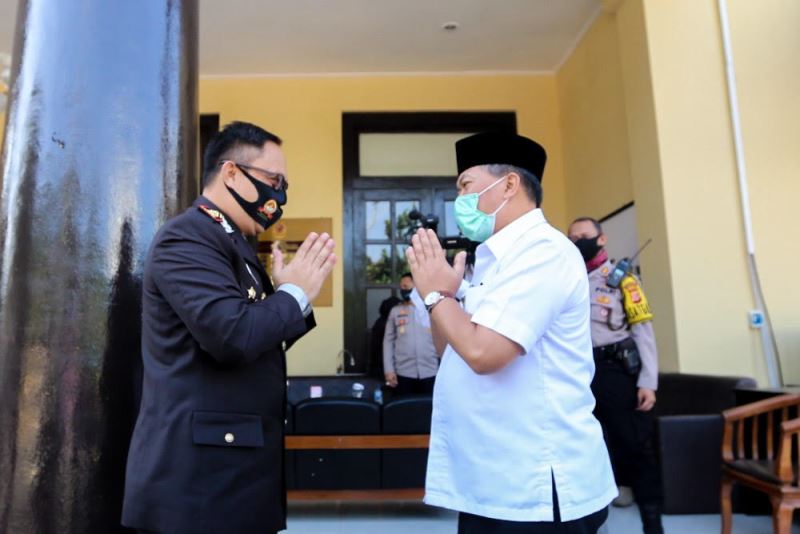 Wali Kota Bandung Oded M Danial menyampaikan ucapan selamat Hari Bhayangkara ke-74 kepada Kapolrestabes Bandung Ulung Sampurna Jaya di Markas Polrestabes Bandung, Jalan Merdeka Rabu (1/7/2020). (Foto : avilaputra/dara.co.id)

