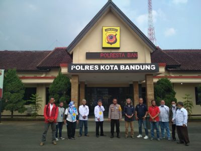 Kapolresta Bandung Kombes Pol Hendra Kurniawan berfoto bersama dengan Ketua PWI Kabupaten  Bandung, H Rahmat Sudarmaji beserta jajaran pengurus PWI, Selasa (21/7/2020). (Foto: Istimewa)