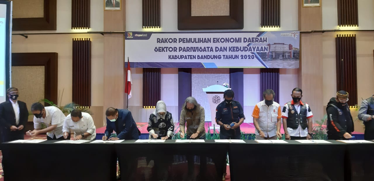 

Perwakilan pemerintah, masyarakat atau komunitas, akademisi, pengusaha, dan PWI menandatangi komitmen bersama dalam pemulihan ekomoni daerah sektor pariwisata yang digelar  Dinas Pariwisata dan Kebudyaan Kabupaten Bandung di Grand Sunshine Hotol, Jalan Soreang, Jawa Barat, Rabu (8/7/2020). (Foto : dara.co.id)
