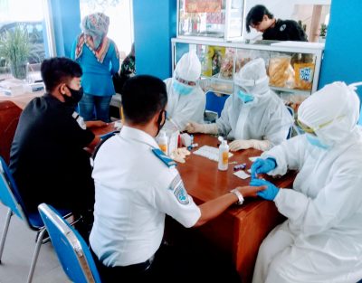 Petugas Kesehatan tengah melayani rapid test petugas Satuan Pelayanan (Satuan Pelayanan) Terminal Tipe A Subang, Jawa Barat, menjalani rapid test  Covid-19. Kamis (23/07/ 2020). (Foto : deny suhendar/dara.co.id)