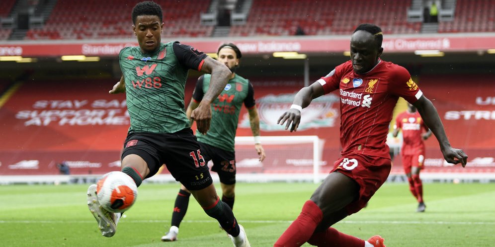 Pemain Liverpool, Sadio Mane (kanan) saat beraksi melawan Aston Villa. (Foto: Pool Getty via AP Photo)