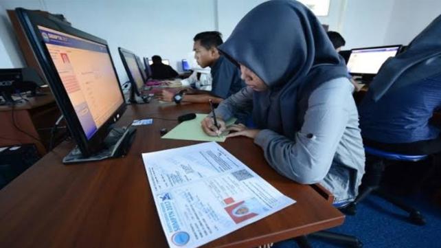 
UTBK 2020 dilaksanakan dalam dua tahap. UTBK tahap pertama yang berlangsung 5 hingga 14 Juli diikuti oleh 579.069 peserta dan UTBK tahap dua dari 20 hingga 29 Juli diikuti oleh 124.806 peserta. UTBK diselenggarakan di 74 pusat UTBK. (Foto : ayobandung) 