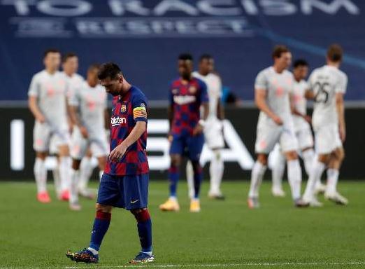 Lionel Messi terpukul setelah Barcelona dibobol Bayern Munchen dalam laga perempatfinal Liga Champions 2019/2020, Sabtu (15/8/2020) dini hari WIB. (Foto: Manu Fernandez/Pool via Getty Images)
