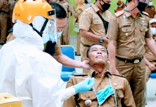 BUpati Subang, Ruhimat saat  mengikuti swab test di Aula Kantor Pemkab Subang, Senin (3/8/2020). (Foto: Deny Suhendar/dara.co.id)