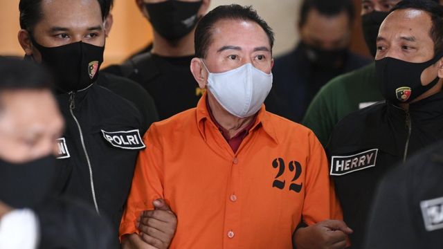 Terpidana kasus korupsi hak tagih, terpidana Djoko Soegiarto Tjandra. (Foto: Antara/M Risyal Hidayat via bbc.com)