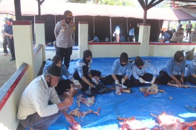 Kapolres SUkabumi Kota, AKBP Sumarni (berdiri) saat meninjau pemotongan daging hewan kurban usai penyembelihan di halaman Mapolsek Warudoyong, Kota Sukabumi, Jawa Barat, Sabtu (1/8/2020). (Foto: Riri Satiri/dara.co.id)