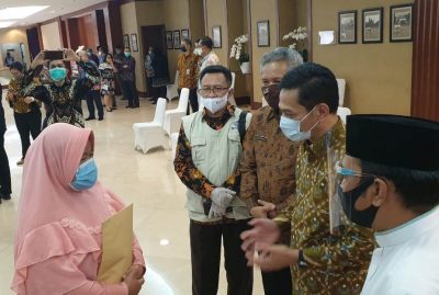 TKI asal Kabupaten Majalengka, Eti Ruhaeti saat berbincang dengan perwakilan dari Disnakertrans Provinsi Jawa Barat usai dipulangkan dari Arab Saudi. (Foto: Humas Pemprov Jabar)