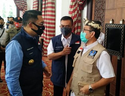 Gubernur Jabar Ridwan Kamil (kiri) berbincang dengan Bupati Cirebon Imron Rosyadi dan Wali Kota Cirebon Nashrudin Azis saat kunjungan kerja ke Kabupaten Cirebon, Rabu (5/8/2020). (Foto: Yohanes Charles/dara.co.id)