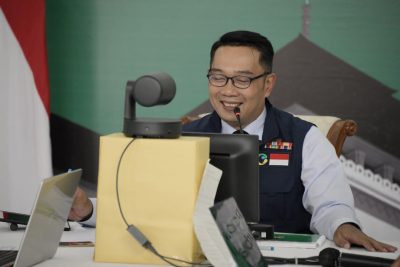  Ridwan Kamil saat melakukan video conference dengan Menhub Di Gedung Pakuan (Foto: Humas Pemprov Jabar) 