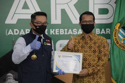 Gubernur Jabar, Ridwan Kamil menerima sertifikat dari Direktur PT AstraZeneca Indonesia, Rizman Abudaeri. (Foto: Humas Pemprov Jabar)