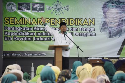 Wakil Gubernur Jabar, Uu Ruzhanul Ulum saat menghadiri Seminar Pendidikan Peningkatan Kinerja Pendidikan dan Tenaga Kependidikan melalui Transformasi Moderasi Beragama Era Industri 4.0, yang digelar Lembaga Pendidikan Ma'arif PC NU Kota Tasikmalaya di Gedung Serbaguna DPRD Kota Tasikmalaya, Jawa Barat, Sabtu (8/8/2020). (Foto: Humas Pemprov Jabar)