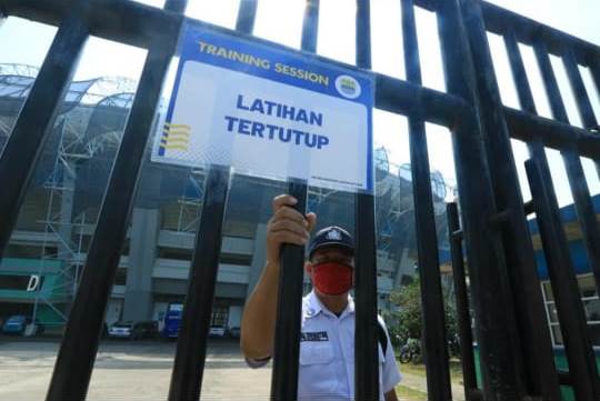 Seorang petugas keamanan Stadion Gelora Bandung Lautan Api berjaga saat Persib Bandung menggelar latihan perdana secara tertutup, Senin (10/8/2020). (Foto: Bobotoh.id)