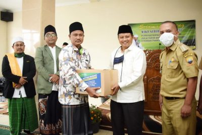 Wakil Gubernur Jawa Barat, Uu Ruzhanul Ulum secara simbolis memberikan bantuan kepada perwakilan pondok pesantren Miftahul Hasanah di Kabupaten Sumedang, Selasa (11/8/2020). (Foto: Humas Pemprov Jabar)