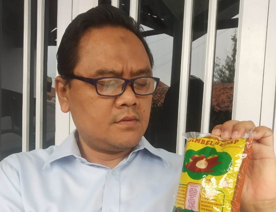 Kuasa hukum PD Sura Braja, Rusdianto memperlihatkan produk yang diduga dipalsukan oleh pihak tak bertanggungjawab. (Foto: Yohanes Charles/dara.co.id)