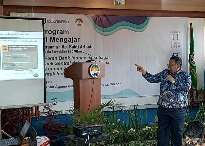 Kepala KPw BI Cirebon Bakti Artanta menyampaikan penjelasan materi kepada para mahasiswa Institut Agama Islam (IAI) Bunga Bangsa Cirebon. (Foto: Yohanes Charles/dara.co.id)