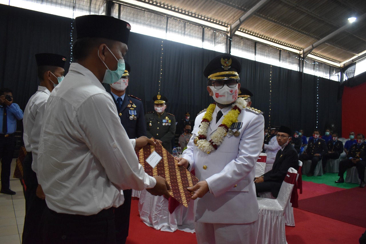 Bupati Cirebon Imron Rosyadi menyerahkan remisi kepada napi Lapas Gintung (Foto: Charles/dara.co.id)
