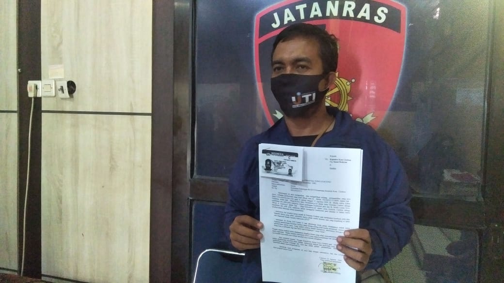 Ketua Umum IJTI Cirebon Raya, Faizal Nurahtman menunjukkan laporan polisi dugaan kasus pencatutan nama pribadi dan organisasi. (Foto: Yohanes Charles/dara.co.id)