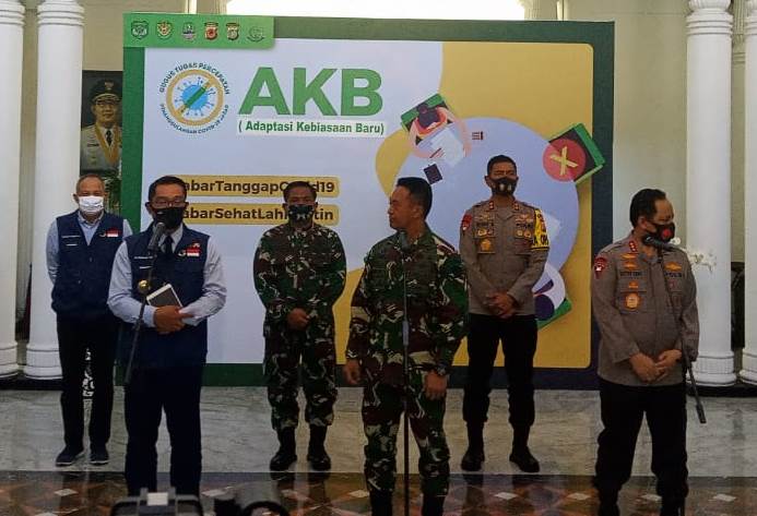 Ridwan Kamil bersama Wakapolri dan Kasad saat melakukan konferensi pers, di temani Kapolda Jabar beserta Pangdam III Siliwangi di Gedung Sate, Jalan Diponegoro, Kota Bandung, Jumat (21/8/2020). (Foto: Ardiansyah Putra/dara.co.id)