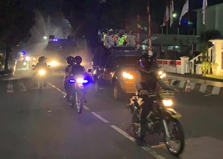 Sejumlah personel Polres Sukabumi Kota saat melakukan penyemprotan cairan disinfektan di beberapa titik di Kota Sukabumi, Jawa Barat, Jumat (21/8/2020) malam. (Foto: Riri Satiri/dara.co.id)