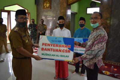 BUpati Cirebon, Imron Rosyadi (kiri) saat menyerahkan bantuan untuk tempat ibadah di Kecamatan Kedawung, Kabupaten Cirebon, Jawa Barat, Senin (24/8/2020). (Foto: Yohanes Charles/dara.co.id)