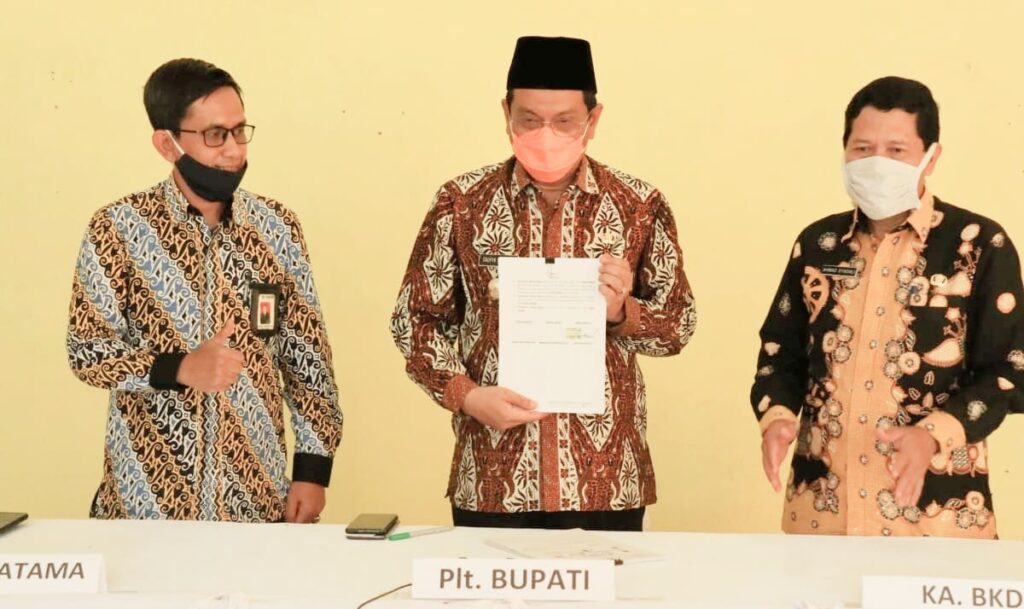 Plt Bupati Indramayu Taufik Hidayat (tengah). (Foto: Diskominfo Indramayu)