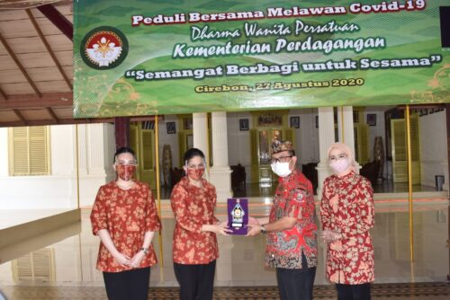 Bupati Cirebon Imron Rosyadi (kedua dari kanan) dan Ketua DWP Kementrian Perdagangan, Dwika Dasawarsih (kedua dari kiri) (Foto: Istimewa)