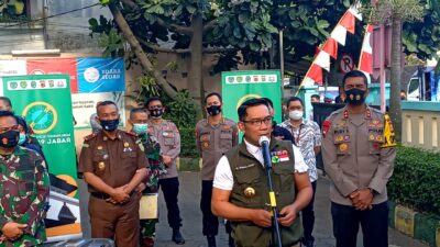  Ridwan Kamil saat melakukan konfrensi pers di Apotek Garuda (Foto: Ardian Resco/dara.co.id)