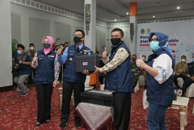 Ridwan Kamil saat menyerahkan bantuan PCR Portable di Cirebon (Foto: Humas Pemprov Jabar) 